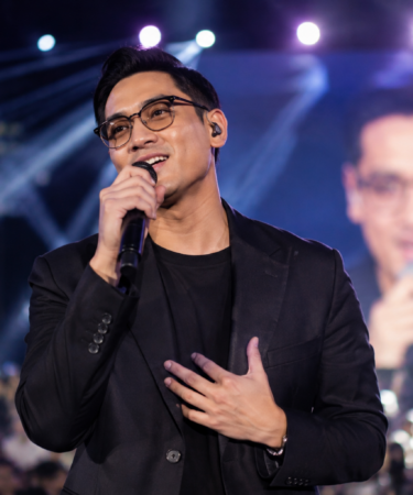 Afgan tampil membawakan lagu di atas panggung konser internasional