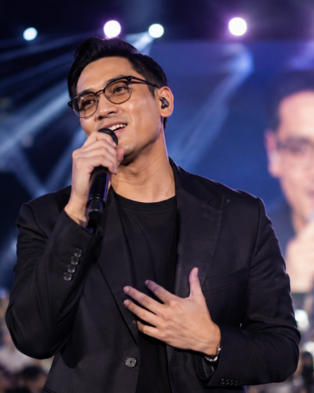 Afgan tampil membawakan lagu di atas panggung konser internasional