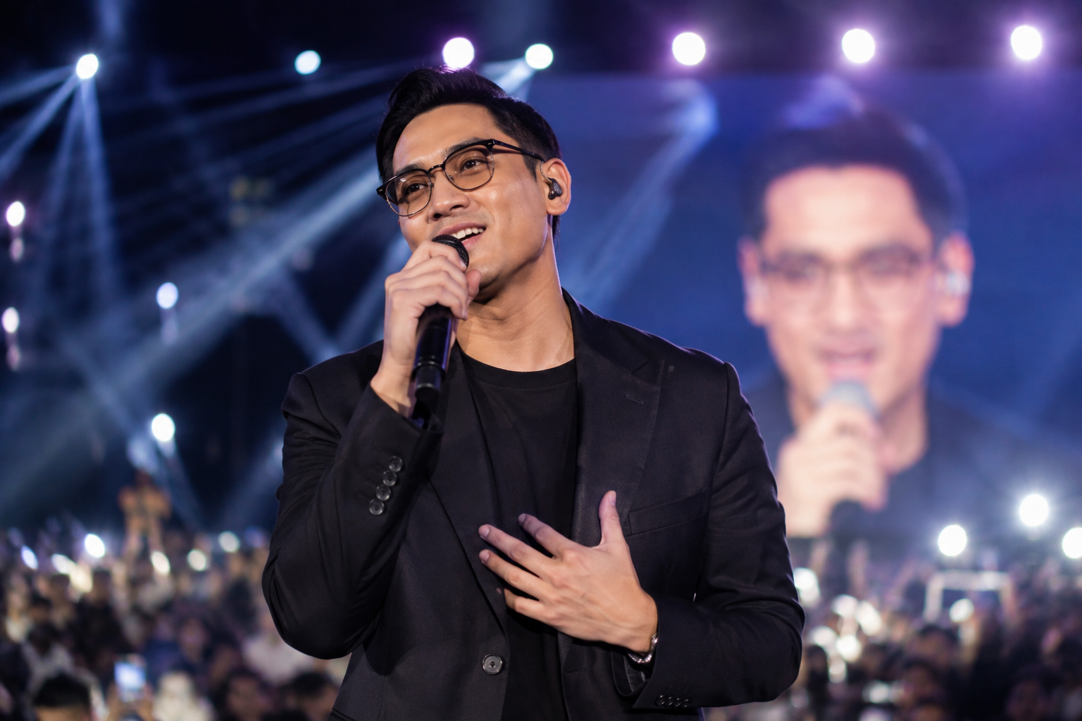 Afgan tampil membawakan lagu di atas panggung konser internasional