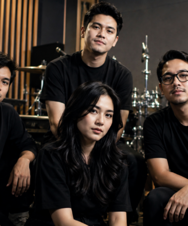 Geisha Band tampil membawakan lagu di atas panggung konser dengan pencahayaan profesional