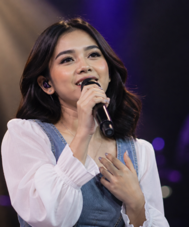 Ziva Magnolya dikenal sebagai penyanyi muda Indonesia yang memiliki karakter vokal khas dan konsisten menghadirkan karya di industri musik.