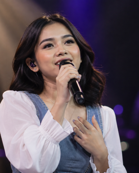 Ziva Magnolya dikenal sebagai penyanyi muda Indonesia yang memiliki karakter vokal khas dan konsisten menghadirkan karya di industri musik.