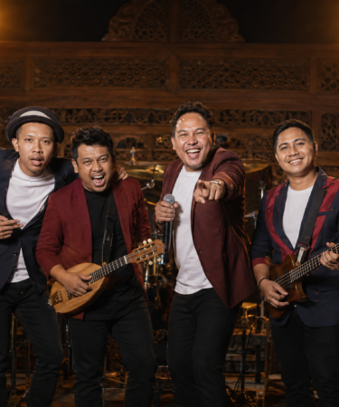Guyon Waton band asal Kulon Progo yang memopulerkan lagu berbahasa Jawa melalui musik pop Jawa dan dangdut akustik