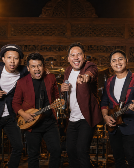 Guyon Waton band asal Kulon Progo yang memopulerkan lagu berbahasa Jawa melalui musik pop Jawa dan dangdut akustik