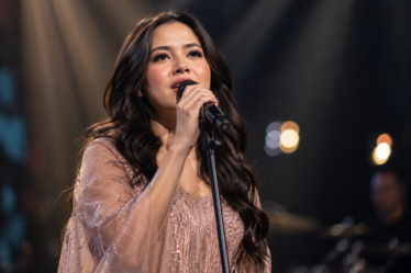 Raisa merupakan penyanyi pop Indonesia yang dikenal dengan kualitas vokal, penampilan elegan, dan konsistensi berkarya di industri musik.
