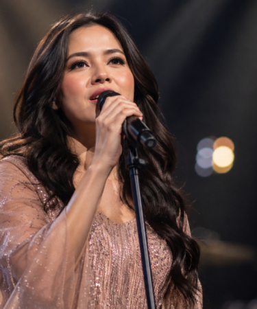 Raisa merupakan penyanyi pop Indonesia yang dikenal dengan kualitas vokal, penampilan elegan, dan konsistensi berkarya di industri musik.