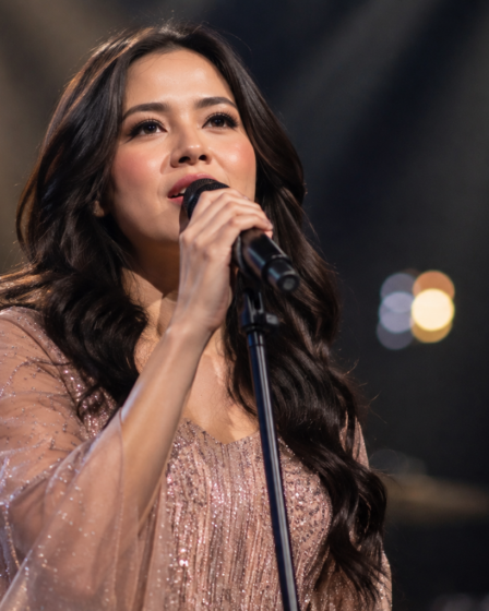 Raisa merupakan penyanyi pop Indonesia yang dikenal dengan kualitas vokal, penampilan elegan, dan konsistensi berkarya di industri musik.