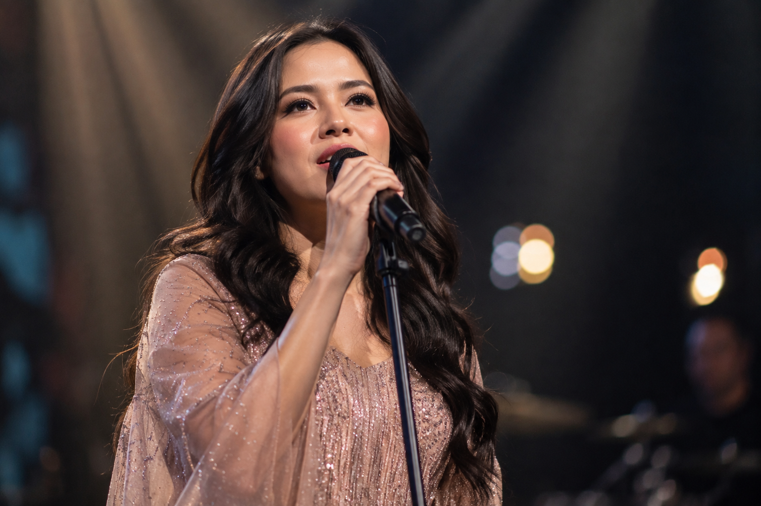 Raisa merupakan penyanyi pop Indonesia yang dikenal dengan kualitas vokal, penampilan elegan, dan konsistensi berkarya di industri musik.