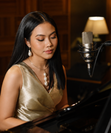 Yura Yunita musisi Indonesia tampil di atas panggung dengan karakter vokal khas dan karya penuh makna