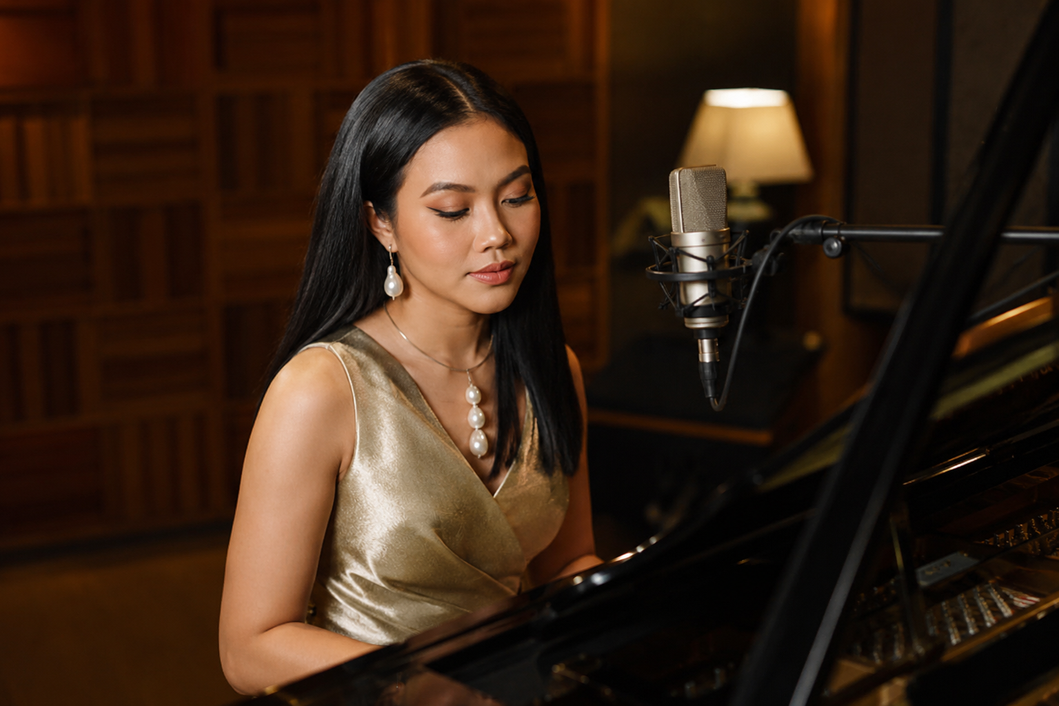 Yura Yunita musisi Indonesia tampil di atas panggung dengan karakter vokal khas dan karya penuh makna