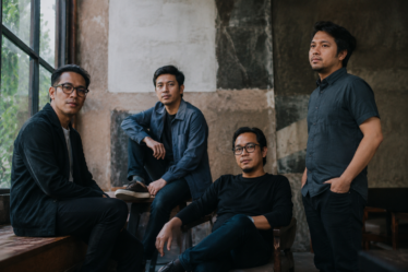 Letto Band tampil membawakan lagu di atas panggung konser dengan pencahayaan profesional