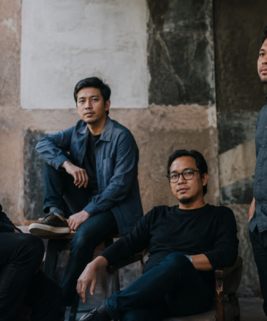 Letto Band tampil membawakan lagu di atas panggung konser dengan pencahayaan profesional
