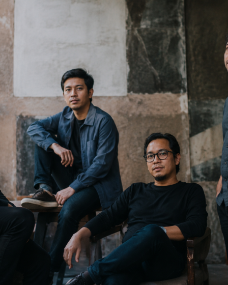 Letto Band tampil membawakan lagu di atas panggung konser dengan pencahayaan profesional