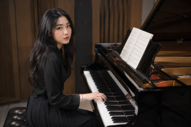Isyana Sarasvati tampil membawakan lagu di atas panggung konser musik