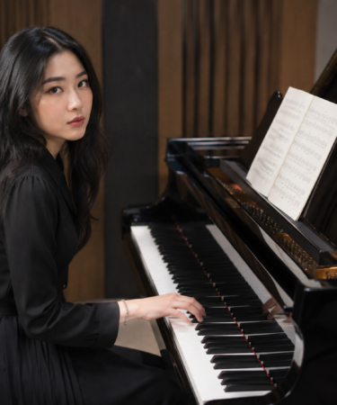 Isyana Sarasvati tampil membawakan lagu di atas panggung konser musik