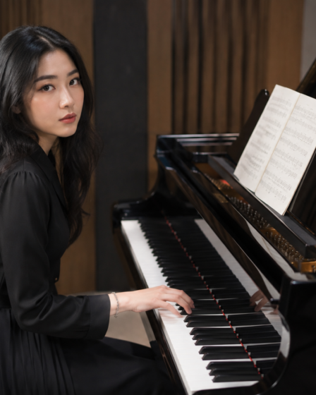 Isyana Sarasvati tampil membawakan lagu di atas panggung konser musik