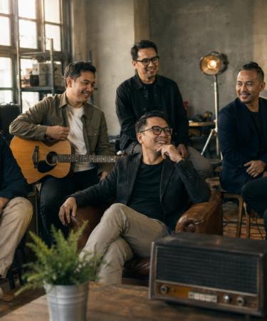 Kahitna merupakan band pop Indonesia yang dikenal dengan lagu-lagu romantis, aransemen musik elegan, dan perjalanan karier yang tetap eksis hingga kini.