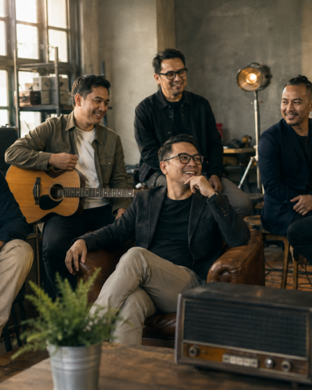 Kahitna merupakan band pop Indonesia yang dikenal dengan lagu-lagu romantis, aransemen musik elegan, dan perjalanan karier yang tetap eksis hingga kini.
