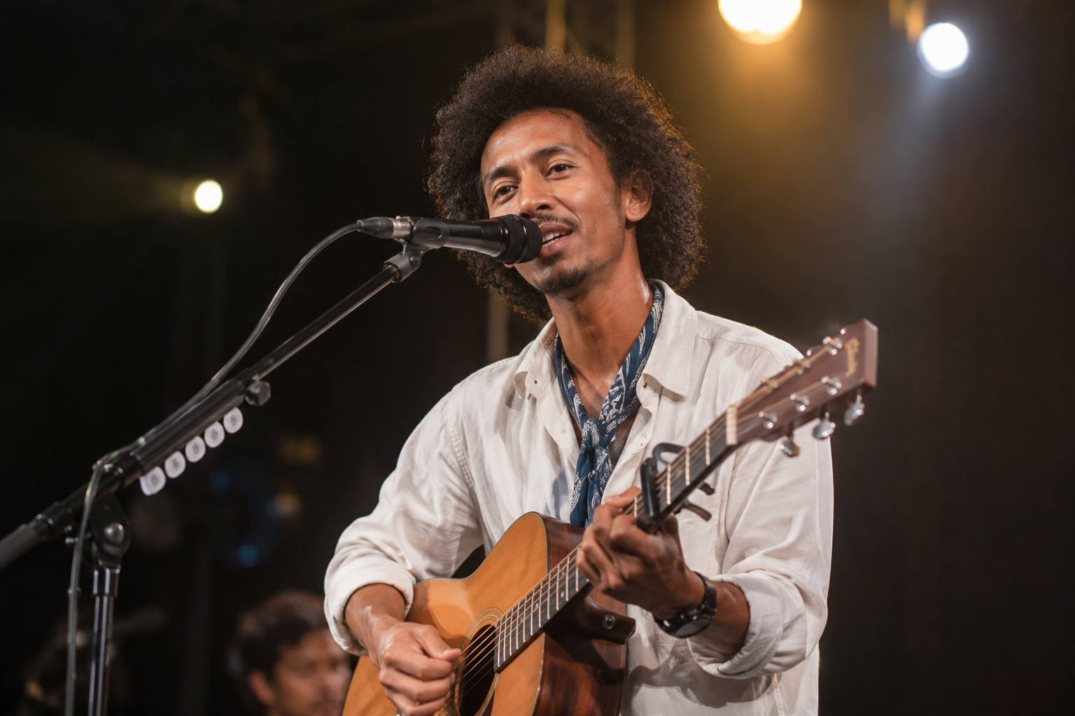 Raim Laode tampil membawakan lagu di atas panggung dengan penonton yang antusias