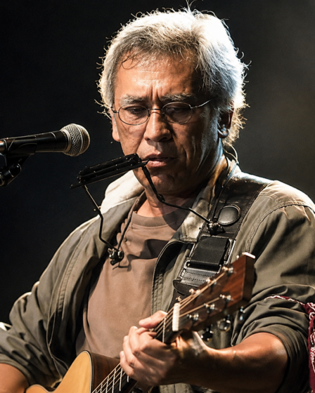 Iwan Fals dalam perjalanan karier sebagai musisi Indonesia dengan kekuatan lirik yang khas