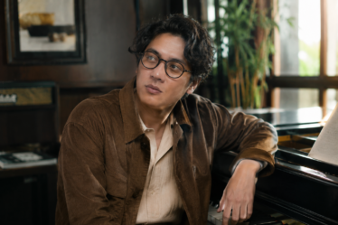 Ardhito Pramono tampil membawakan lagu dengan iringan piano di atas panggung