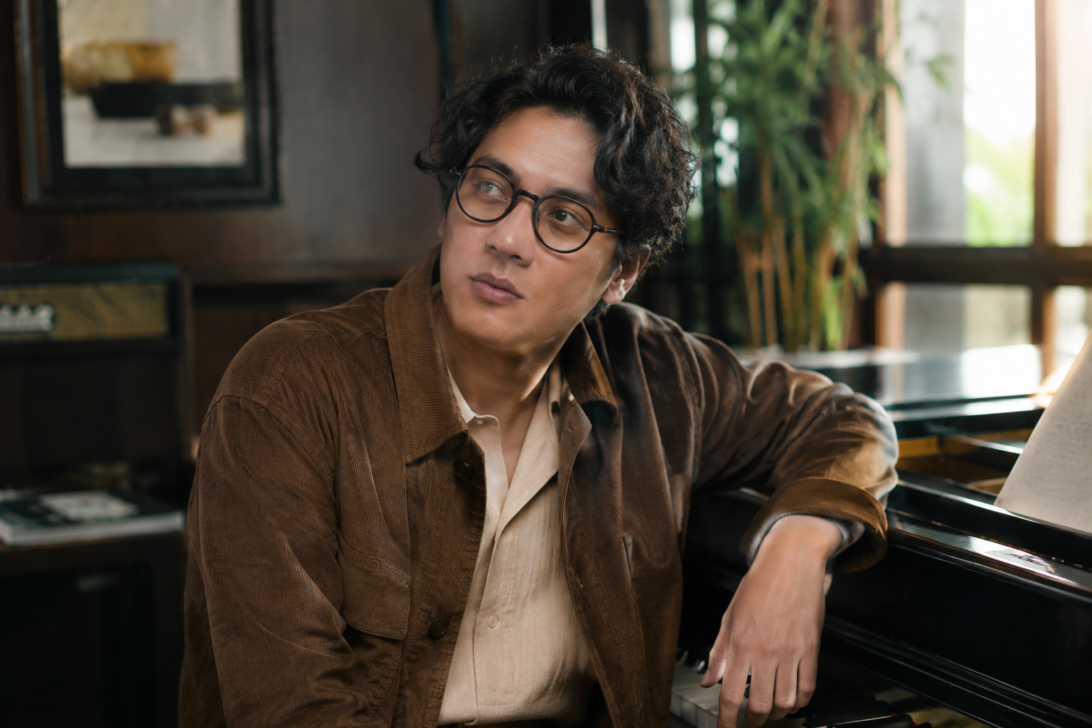 Ardhito Pramono tampil membawakan lagu dengan iringan piano di atas panggung