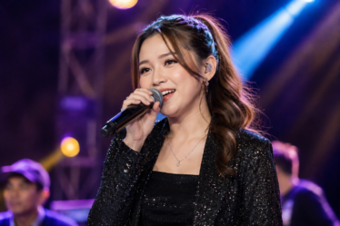 Happy Asmara tampil membawakan lagu dangdut di atas panggung konser musik Indonesia