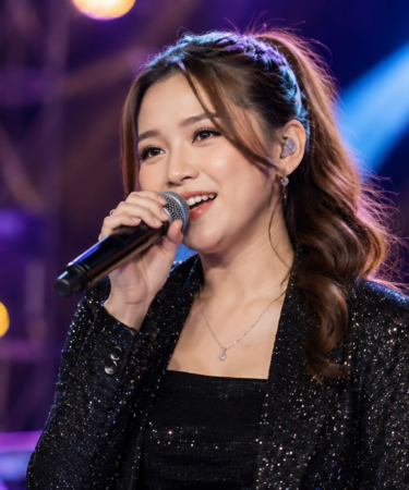Happy Asmara tampil membawakan lagu dangdut di atas panggung konser musik Indonesia