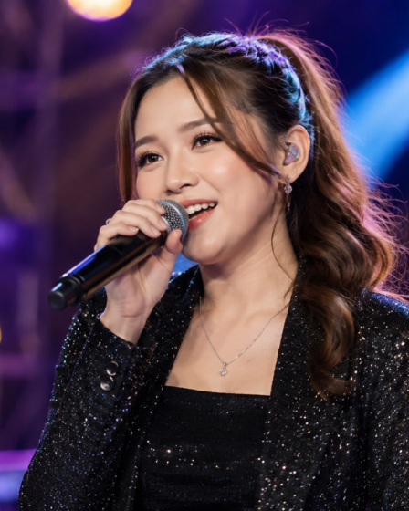 Happy Asmara tampil membawakan lagu dangdut di atas panggung konser musik Indonesia