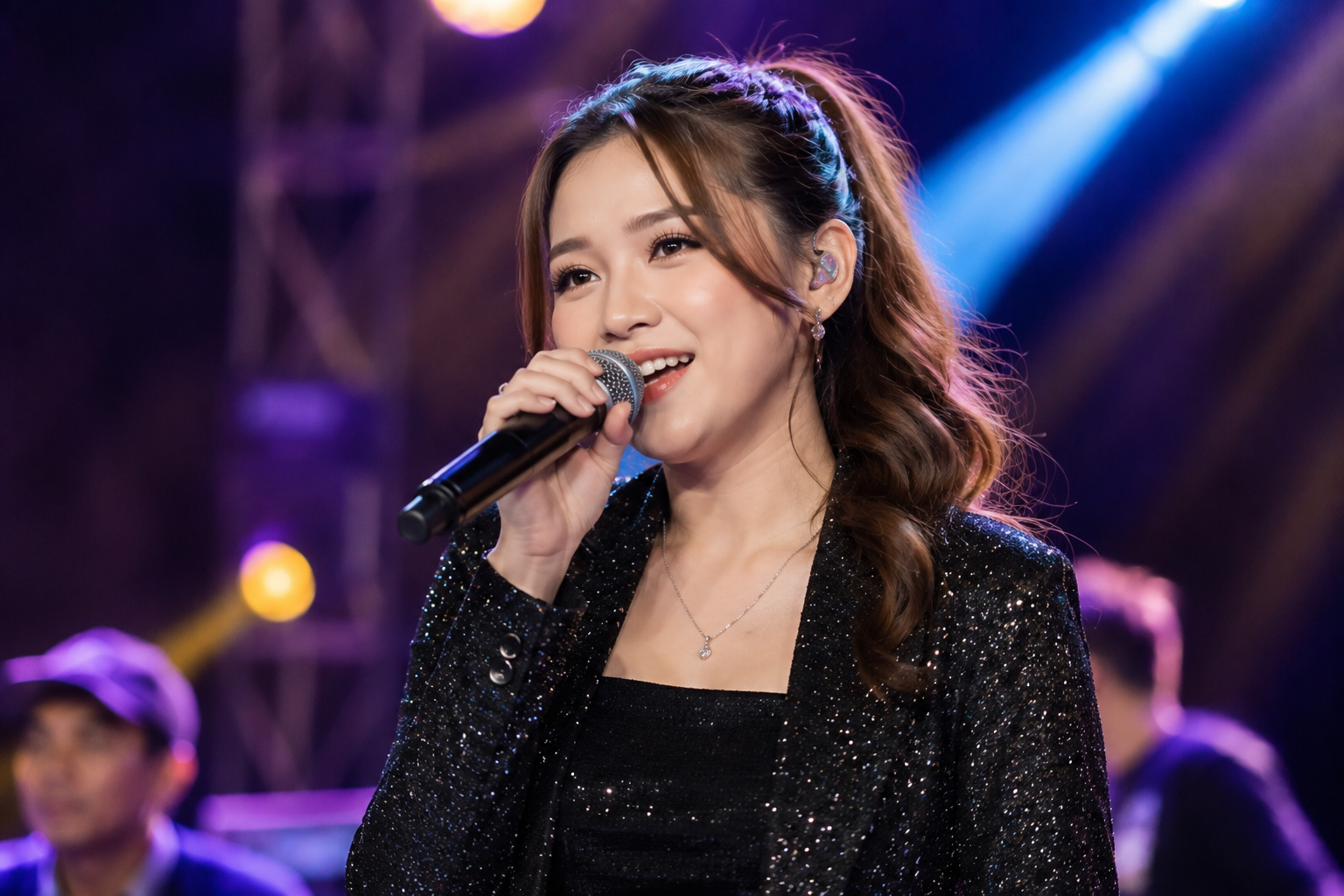 Happy Asmara tampil membawakan lagu dangdut di atas panggung konser musik Indonesia