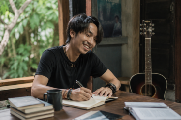 Perjalanan karier Fiersa Besari dari penulis hingga musisi Indonesia