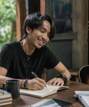 Perjalanan karier Fiersa Besari dari penulis hingga musisi Indonesia