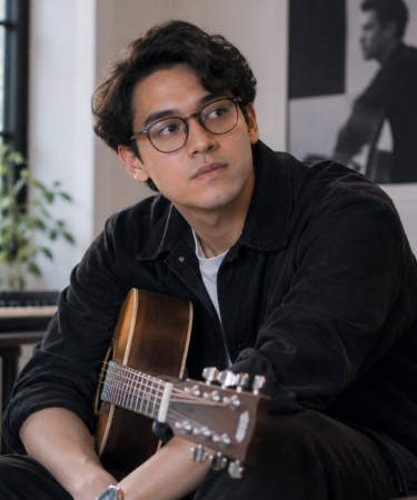 Ardhito Pramono dalam perjalanan karier sebagai musisi Indonesia dengan warna musik khas