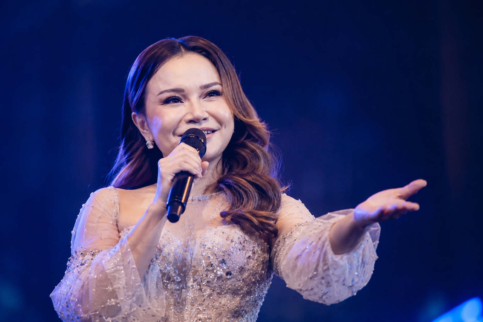 Rossa tampil dalam perjalanan kariernya sebagai penyanyi pop Indonesia